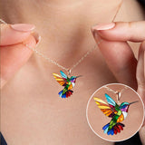 Koliažas „Kolibris“ – Elegantiškas spalvotas kolibrio vėrinys
